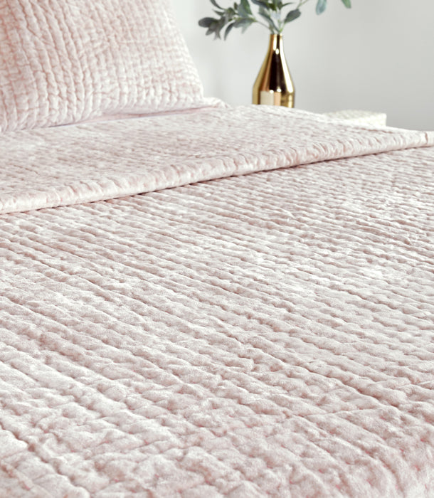 Classic Home Furniture - Bari Velvet Bliss Pink 3pc Queen Quilt Set - BEDQ520Q
