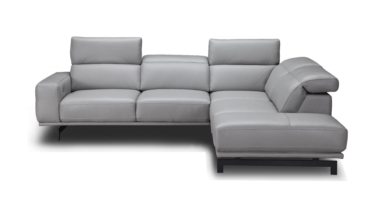 J&M Furniture - Davenport Light Grey Sectional in Right Facing - 17981-RHFC